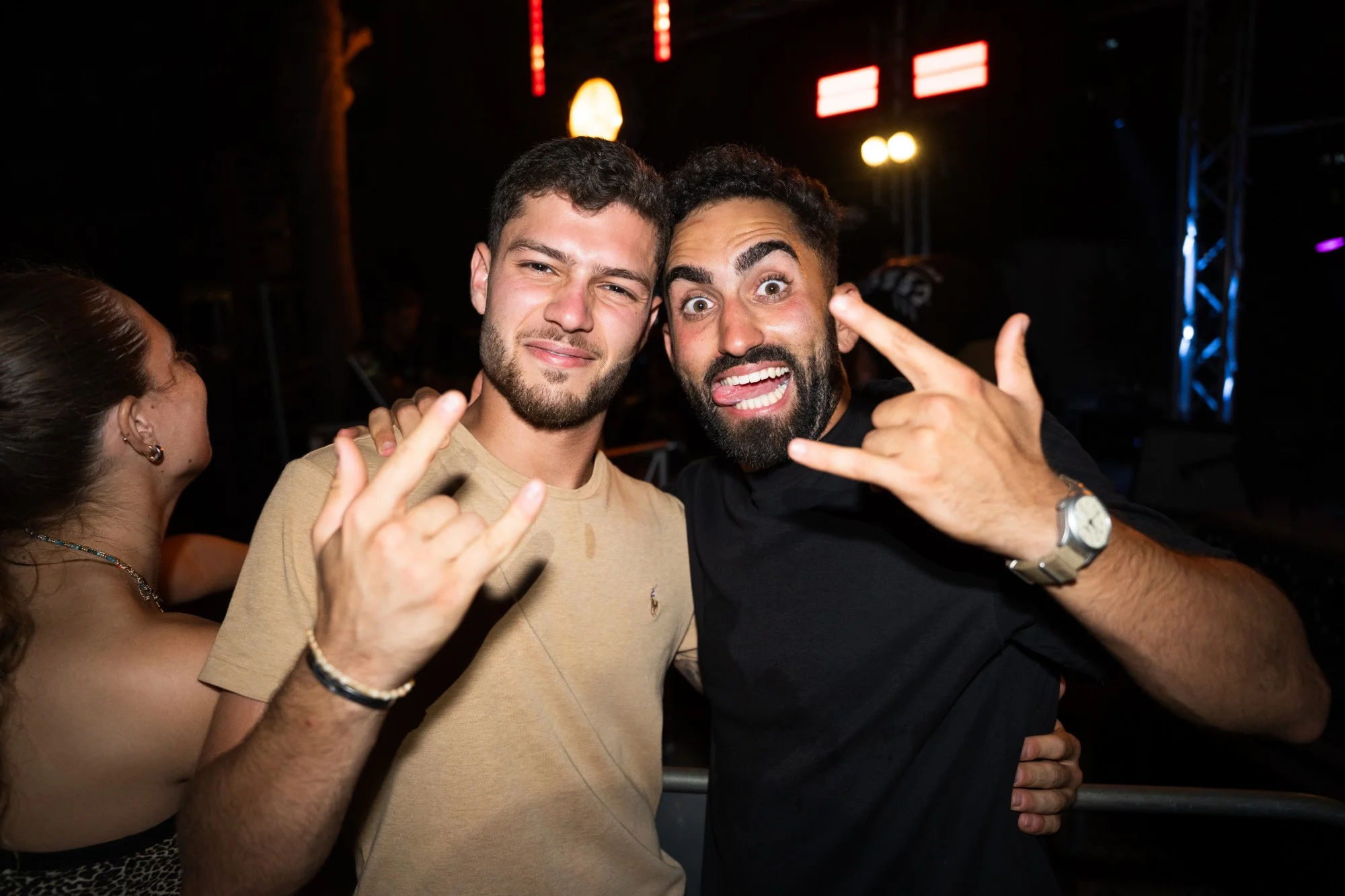שניים מול המצלמה